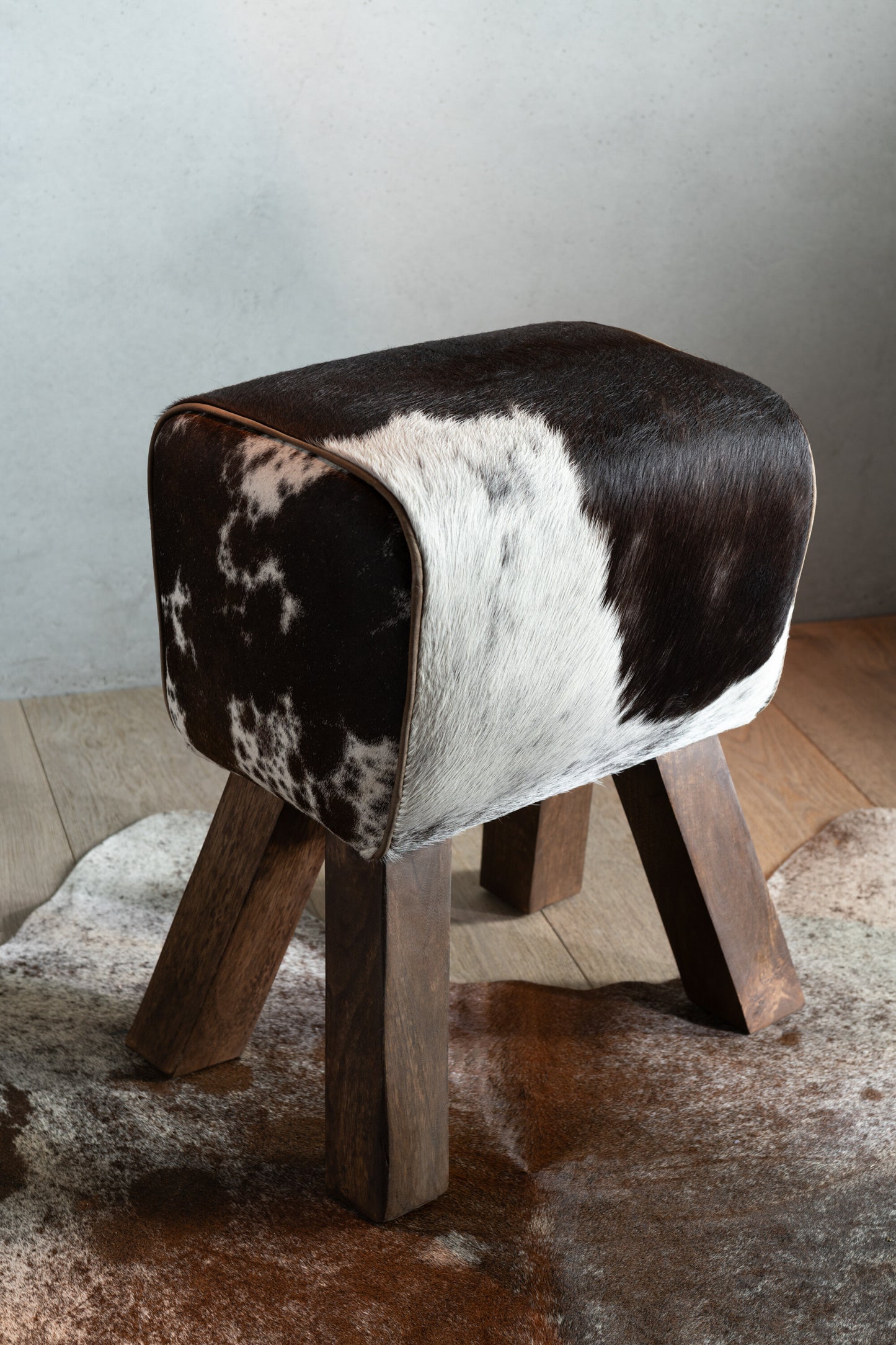 Hocker „Kuh“ – Rustikaler Charme aus Mangoholz und Kuhfell