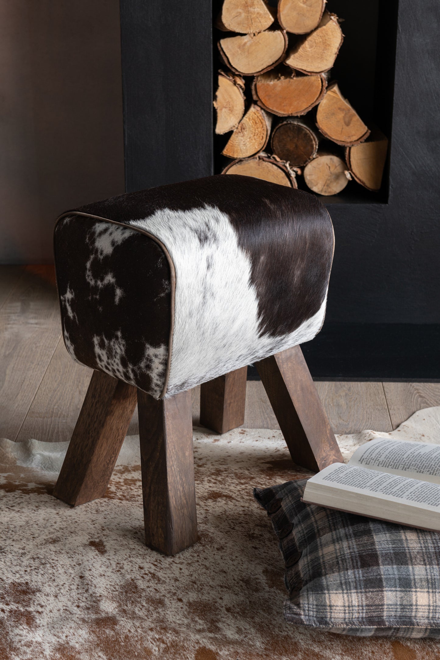 Hocker „Kuh“ – Rustikaler Charme aus Mangoholz und Kuhfell