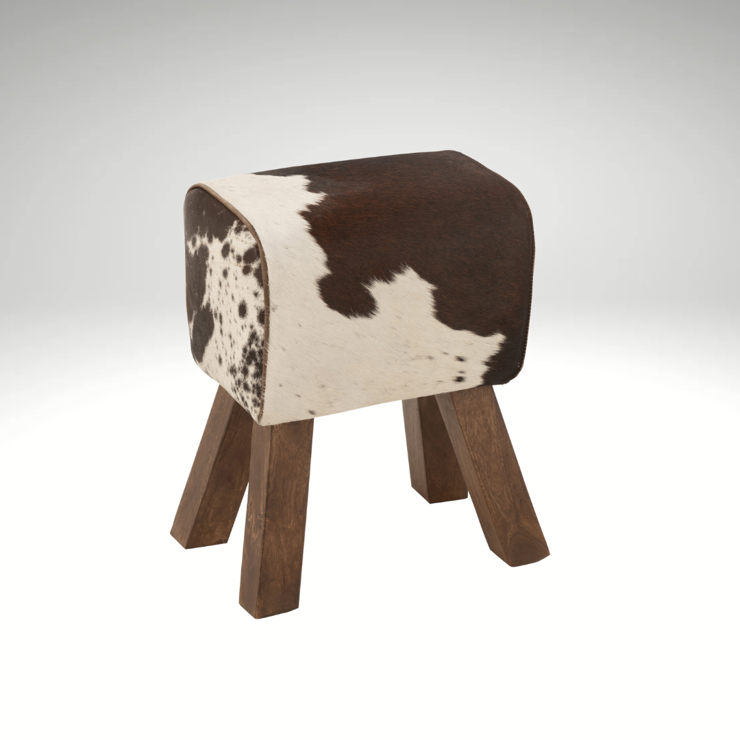 Hocker „Kuh“ – Rustikaler Charme aus Mangoholz und Kuhfell