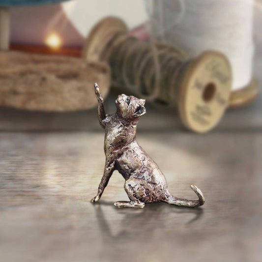 Butler & Peach miniature cat sitting made of bronze
