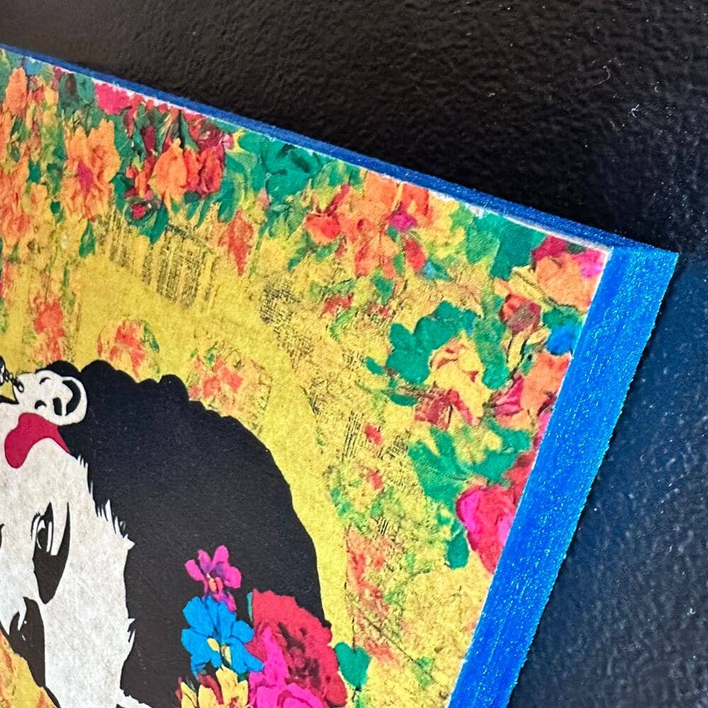 Holz in der Hütte: Pop-Art Frida – Handgefertigtes Kunstwerk aus Holz 15x15 cm