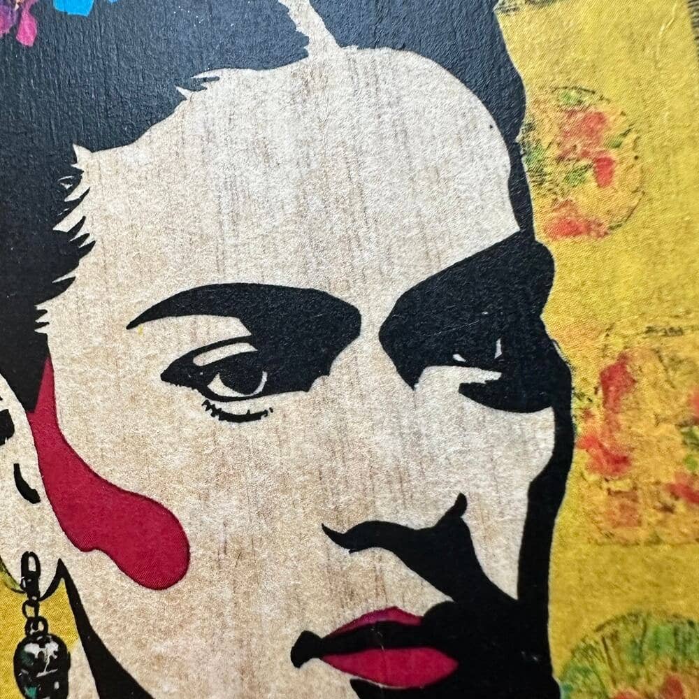 Holz in der Hütte: Pop-Art Frida – Handgefertigtes Kunstwerk aus Holz 15x15 cm