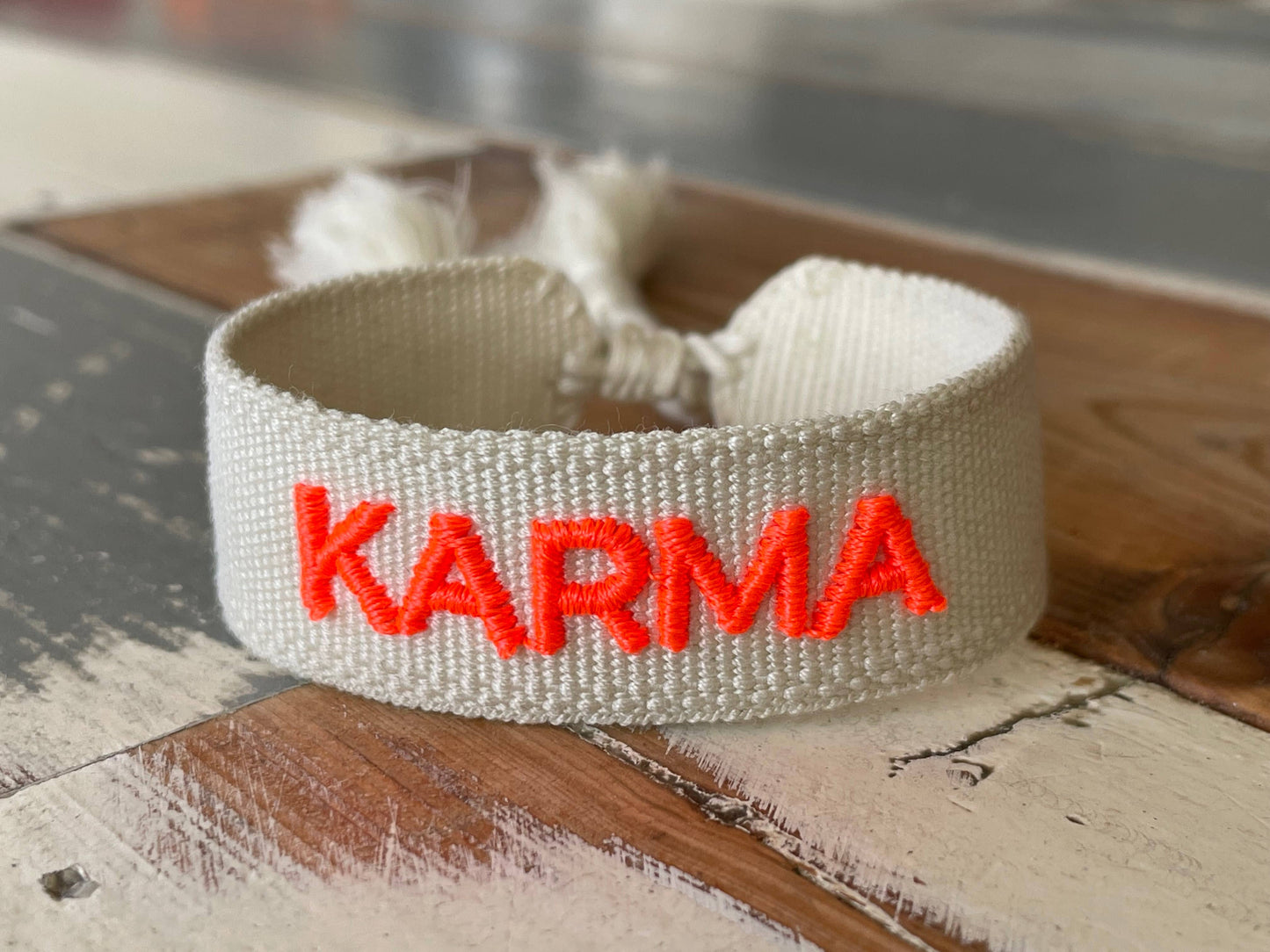 KARMA Statement Armband – Boho-Chic in Ecru und Neonorange