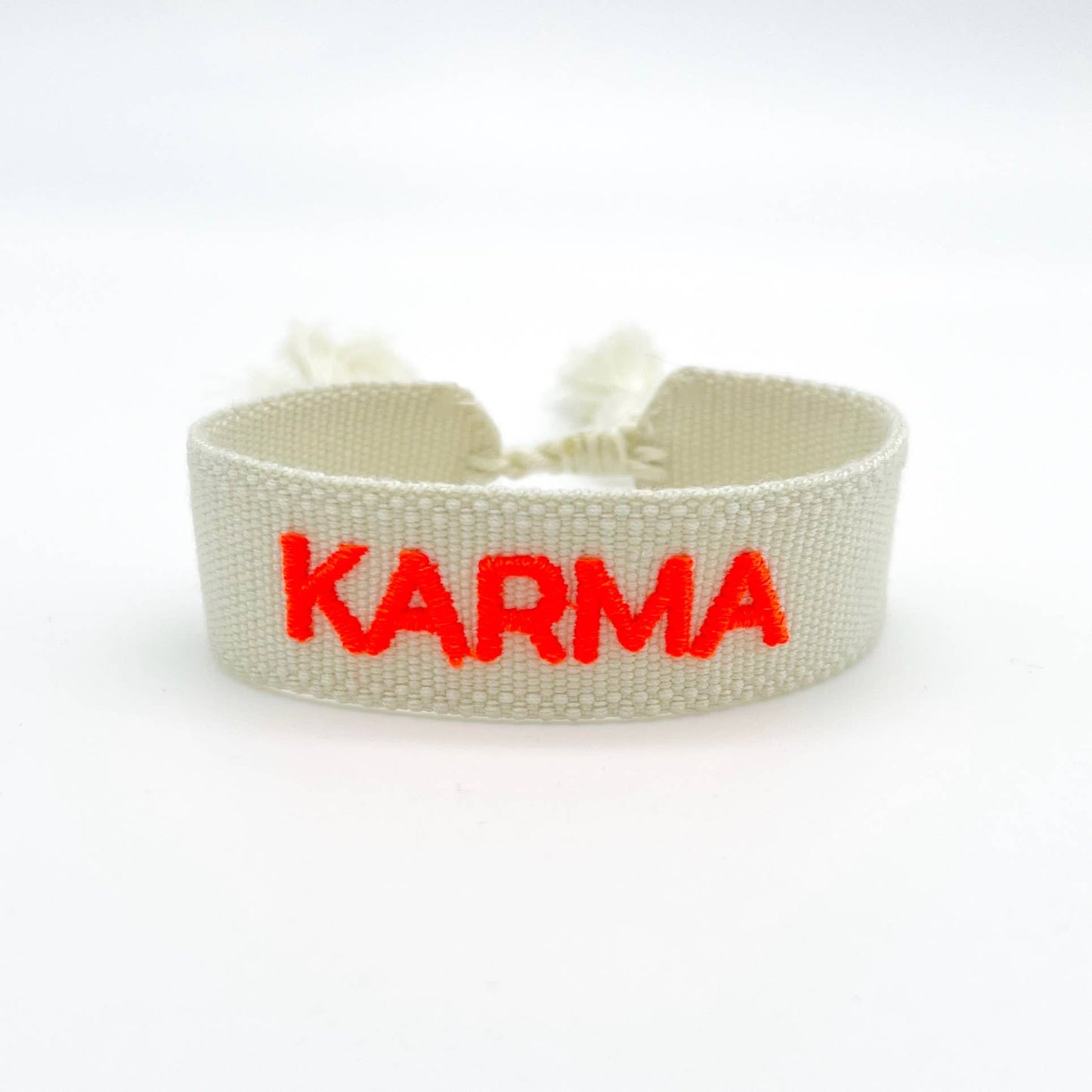 KARMA Statement Armband – Boho-Chic in Ecru und Neonorange