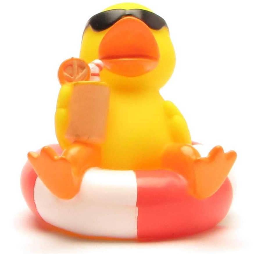 Rubber duck in a swimming ring – holiday feeling for the bathtub!