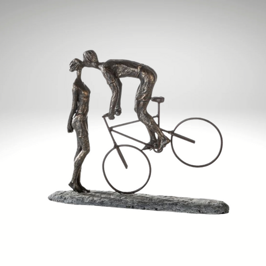 Sculpture "Kiss me" – Romance on two wheels