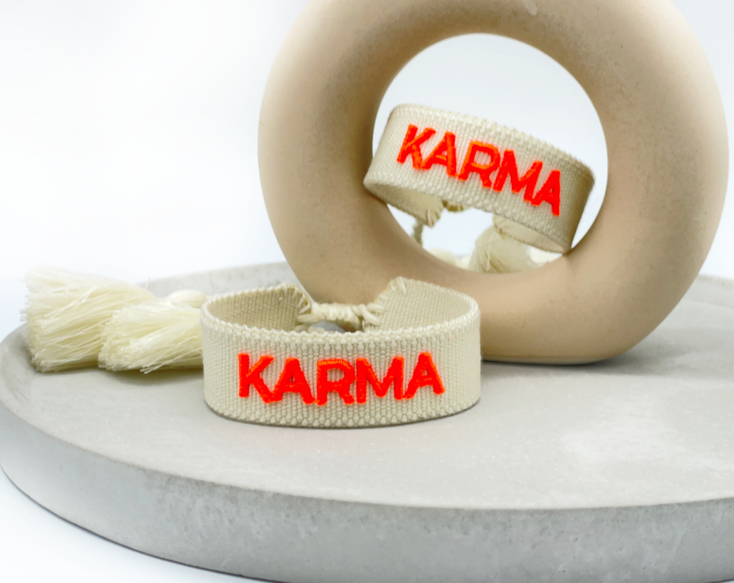 KARMA Statement Armband – Boho-Chic in Ecru und Neonorange