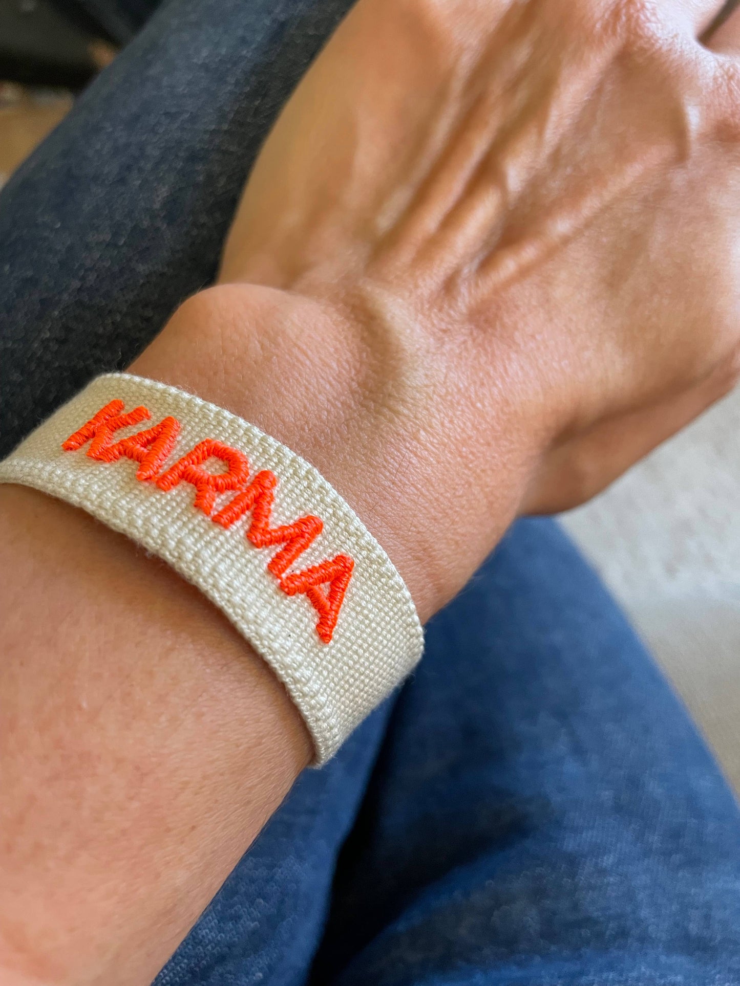 KARMA Statement Armband – Boho-Chic in Ecru und Neonorange