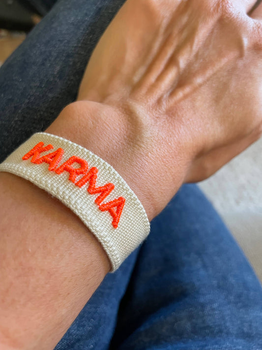 KARMA Statement Armband – Boho-Chic in Ecru und Neonorange