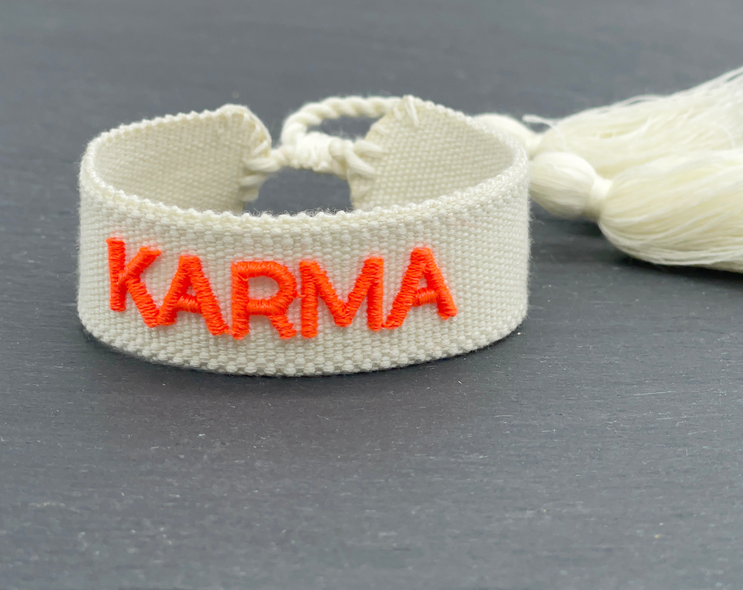 KARMA Statement Armband – Boho-Chic in Ecru und Neonorange